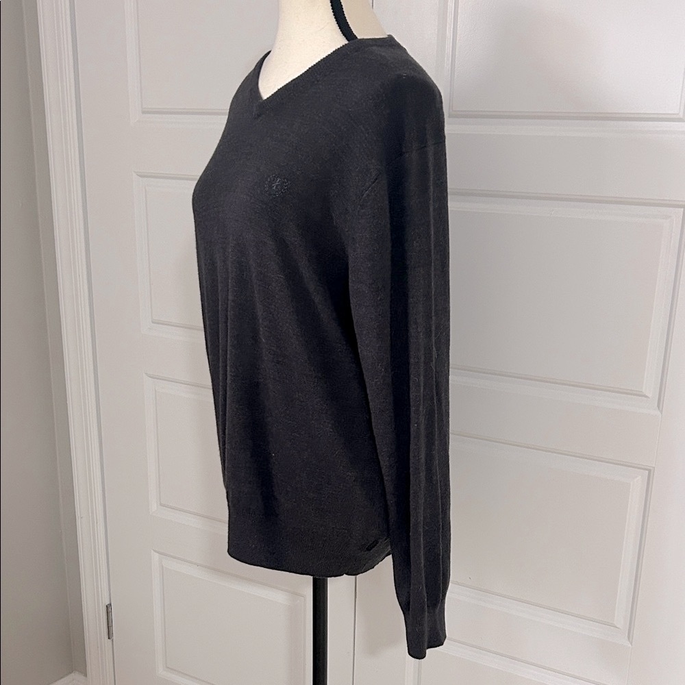 Izod Classic Charcoal Gray V-Neck Sweater with Embroidered Monogram Logo Unisex - Picture 4 of 9